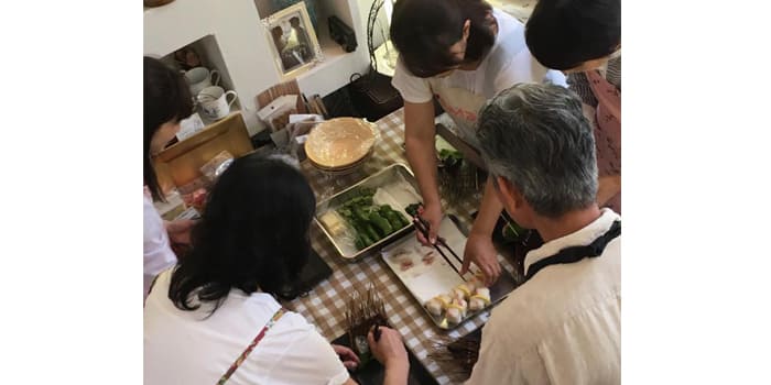 男の料理教室の様子を写真でスライドさせています